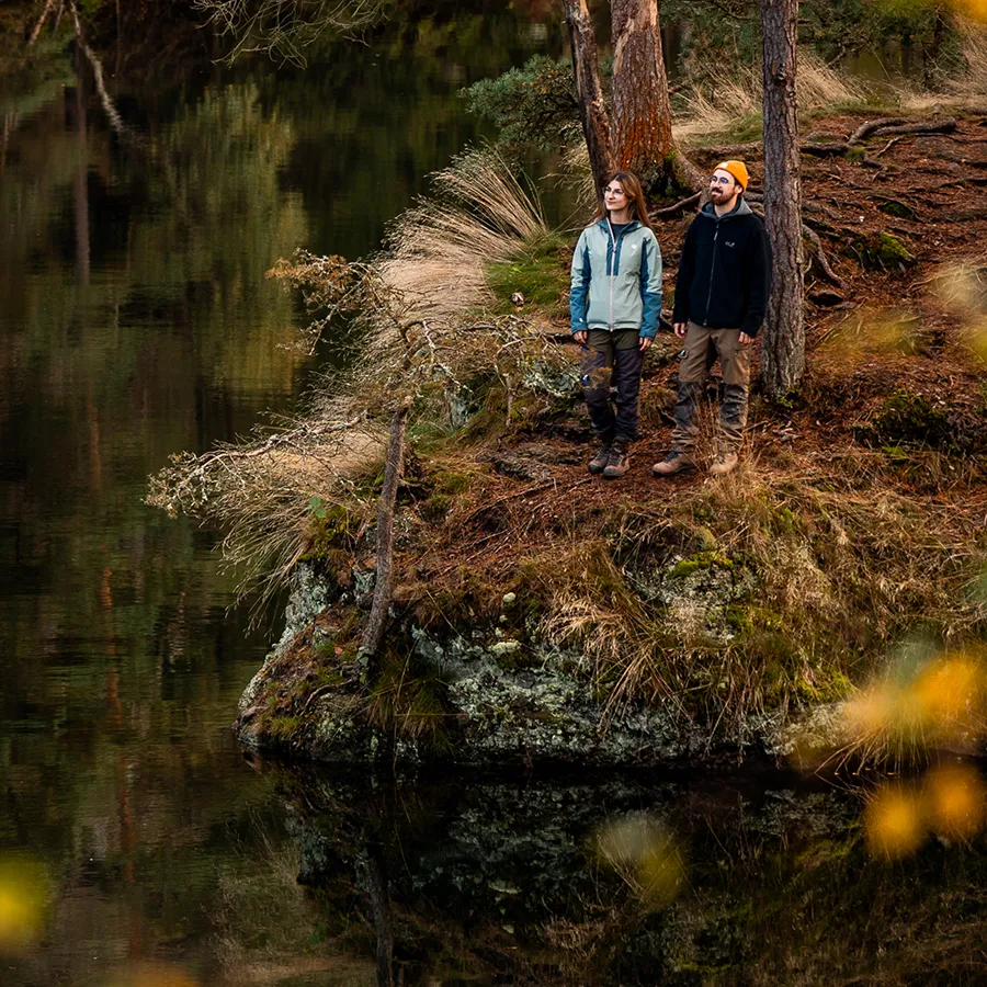 Ein Paar blickt auf die alte Tambacher Talsperre